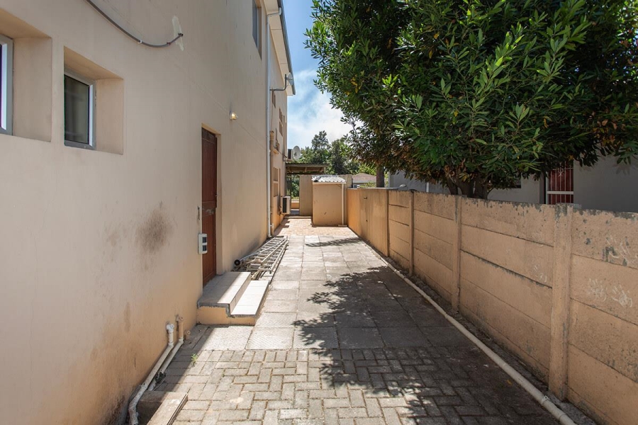 6 Bedroom Property for Sale in Vredekloof Heights Western Cape